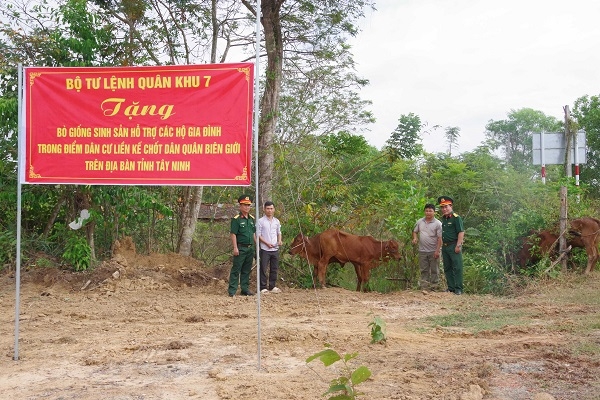 Khánh thành, bàn giao nhà trong điểm dân cư liền kề chốt dân quân biên giới