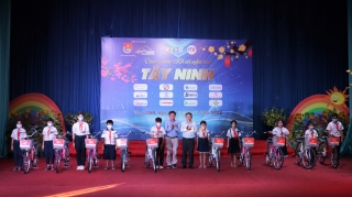 Câu lạc bộ Doanh nhân Tây Ninh tại Thành phố Hồ Chí Minh: Tặng quà tết cho người dân, học sinh có hoàn cảnh khó khăn