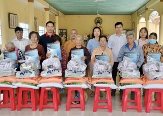 Báo Sài Gòn giải phóng - Báo Tây Ninh - Tịnh xá Ngọc Như : Trao tặng 100 phần quà tết cho hộ nghèo, hộ có hoàn cảnh khó khăn xã Hảo Đước