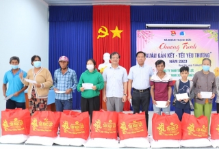 Trưởng Ban Nội chính Tỉnh uỷ Nguyễn Hồng Thanh: Trao quà tết cho các hộ dân có hoàn cảnh khó khăn tại xã Thạnh Đức