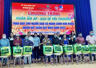 Vietcombank Thành phố Hồ Chí Minh: Trao tặng 900 phần quà tết cho người dân có hoàn cảnh khó khăn trên địa bàn huyện Gò Dầu