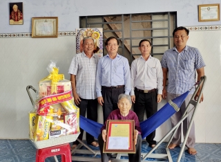 Trưởng Ban nội chính Tỉnh ủy Nguyễn Hồng Thanh: Thăm, tặng quà gia đình chính sách tại huyện Châu Thành
