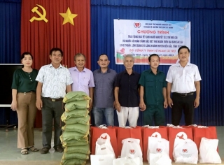 Hội Bảo trợ người khuyết tật và Bảo vệ quyền trẻ em Tây Ninh: Trao tặng 160 suất quà tết tại 3 xã biên giới của huyện Bền Cầu
