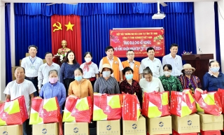 UBND huyện Châu Thành: Trao tặng 200 phần quà tết cho hộ nghèo, hộ có hoàn cảnh khó khăn