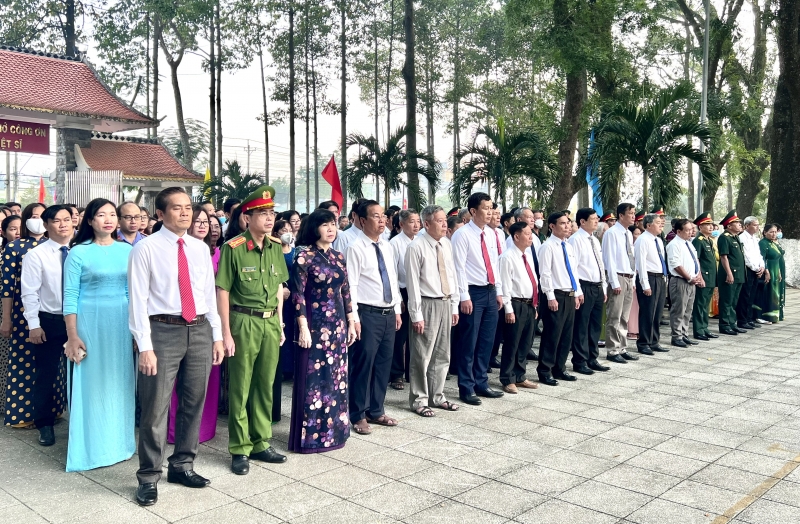 Châu Thành: Viếng nghĩa trang liệt sĩ