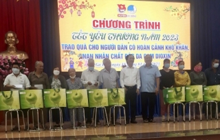 Ông Võ Văn Phuông trao quà tết cho nạn nhân da cam huyện Gò Dầu