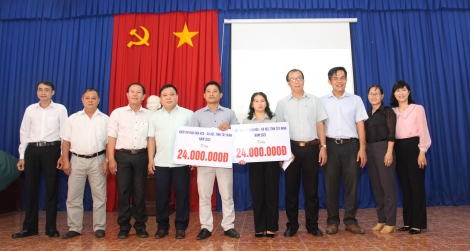 Tặng kinh phí hỗ trợ mua thẻ BHYT cho người nghèo huyện Gò Dầu