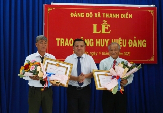 Nguyên Trưởng Ban Tuyên giáo Tỉnh uỷ Võ Hoàng Khải nhận Huy hiệu 40 năm tuổi Đảng