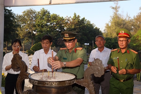 Công an tỉnh Tây Ninh viếng nghĩa liệt sĩ Đồi 82 và Bia chiến thắng