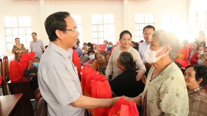 Ông Nguyễn Văn Nên- Ủy viên Bộ Chính trị, Bí thư Thành uỷ TP. Hồ Chí Minh: Trao quà tết cho người dân có hoàn cảnh khó khăn ở huyện Gò Dầu