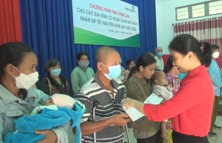 UBND huyện Tân Biên: Trao 60 phần quà tết cho hộ nghèo