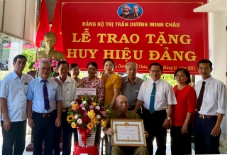 Đảng ủy thị trấn Dương Minh Châu: Trao Huy hiệu 65 tuổi Đảng cho đảng viên Vũ Bách