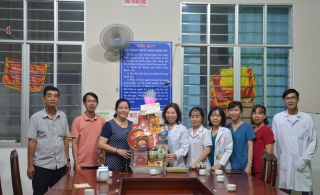 Lãnh đạo huyện Tân Châu: Thăm, tặng quà y, bác sĩ và bệnh nhân tại Trung tâm Y tế huyện