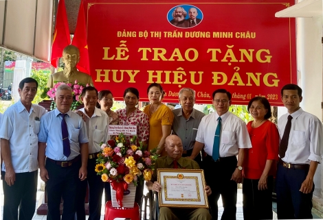 Đảng ủy thị trấn Dương Minh Châu: Trao Huy hiệu 65 tuổi Đảng cho đảng viên Vũ Bách