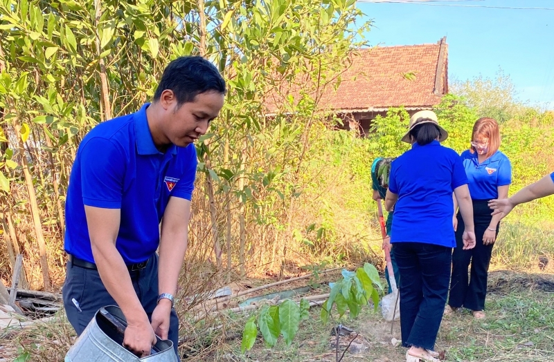 Huyện đoàn Tân Biên: Ra quân hưởng ứng Tết trồng cây “Đời đời nhớ ơn Bác Hồ” năm 2023