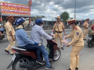 Cảnh sát giao thông Công an Tây Ninh: Phát nước uống và bánh tráng cho du khách đến Tây Ninh