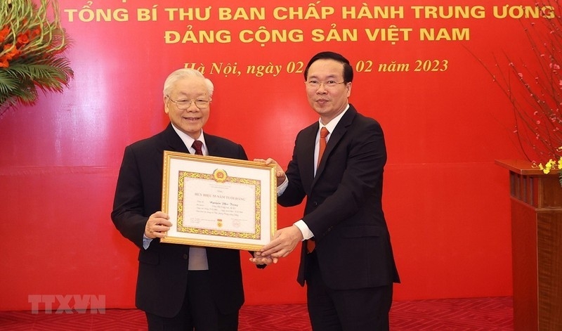 Tổng Bí thư Nguyễn Phú Trọng nhận Huy hiệu 55 năm tuổi Đảng