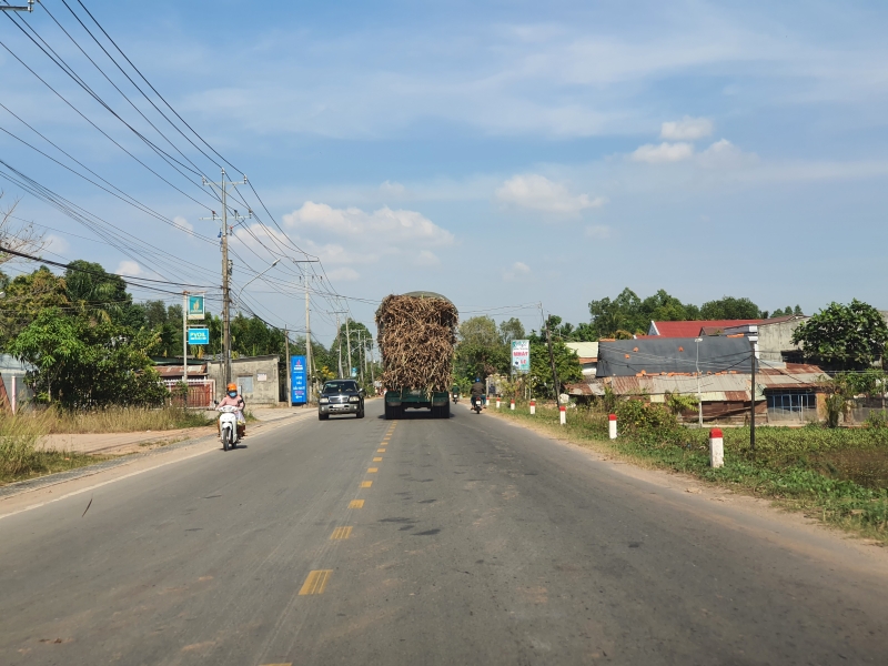 Xe tải chở mía làm đứt hàng loạt dây điện