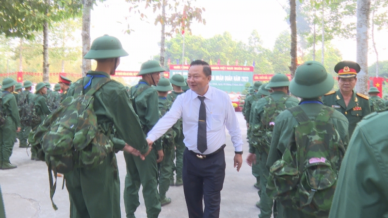 Hòa Thành: Tiễn 241 thanh niên lên đường nhập ngũ