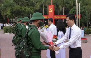 Phó Bí thư Tỉnh ủy Nguyễn Mạnh Hùng: Dự lễ giao, nhận quân tại Gò Dầu