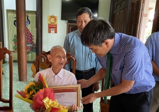 Bí thư Huyện ủy Tân Biên Thành Từ Dũ: Mừng thọ đảng viên 90 tuổi