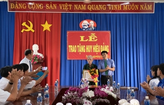 Bí thư Huyện uỷ Tân Biên Thành Từ Dũ: Trao Huy hiệu 60 tuổi Đảng cho đảng viên tại Đảng bộ xã Thạnh Tây