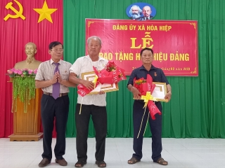Tân Biên: Trao tặng Huy hiệu 50 và 30 năm tuổi Đảng cho 3 đảng viên