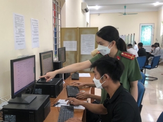 Công an Tây Ninh: Tăng cường tuyên truyền, hướng dẫn nộp hồ sơ cấp hộ chiếu phổ thông trên cổng dịch vụ công