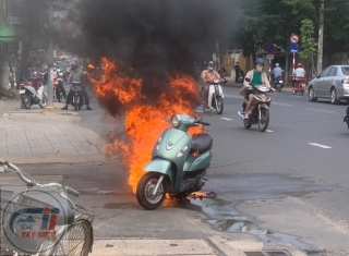 Hoà Thành: Xe máy người dân cháy rụi giữa đường
