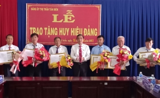 Tân Biên: Trao tặng Huy hiệu Đảng cho 6 đảng viên