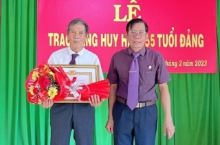 Tân Biên: Trao Huy hiệu 55 năm tuổi Đảng cho đảng viên Chi bộ ấp Xóm Tháp, xã Tân Phong