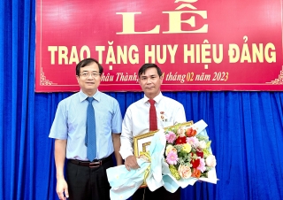 Phó Bí thư Thường trực Huyện ủy Châu Thành: Nhận Huy hiệu 30 năm tuổi Đảng