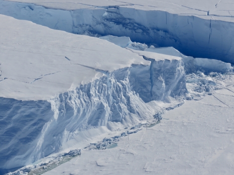 Đặt camera theo dõi "sông băng ngày tận thế", chuyên gia băn khoăn trước thay đổi lạ này
