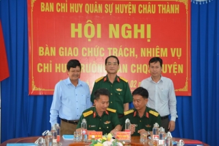 Châu Thành: Bàn giao chức trách, nhiệm vụ Chỉ huy trưởng Ban CHQS huyện