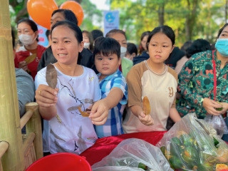 Hàng ngàn người tham gia chợ lá Tây Ninh