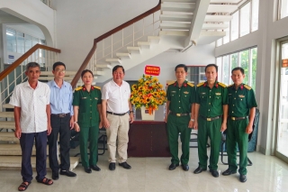 Bộ CHQS Tây Ninh: Thăm, chúc mừng các cơ sở y tế