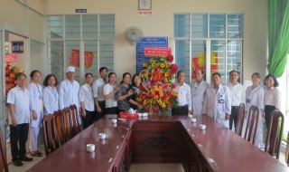 Lãnh đạo huyện Tân Châu: Thăm, tặng hoa chúc mừng cán bộ, y, bác sĩ nhân Ngày Thầy thuốc Việt Nam