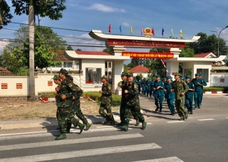 Hơn 100 cán bộ, chiến sĩ LLVT thị xã Hoà Thành tham gia ngày chạy thể thao quân sự