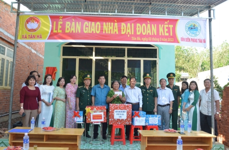 Tân Châu: Bàn giao căn nhà đại đoàn kết cho hộ nghèo