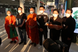 HLV Kiatisuk đưa di cốt cầu thủ nhí về Thái Lan