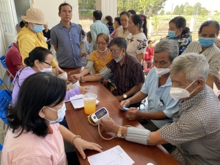 Xã Tân Hội (Tân Châu): 300 người cao tuổi được chăm sóc sức khoẻ và tặng quà