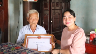 Huyện uỷ Gò Dầu: Mừng thọ đảng viên tròn 90 tuổi và truy tặng Huy hiệu Đảng