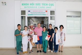 Hai bệnh nhân người Anh từng mắc COVID-19 về Việt Nam, thăm và cảm ơn các y bác sĩ