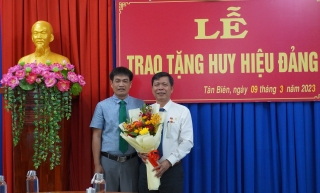 Phó Chủ tịch Thường trực UBND huyện Tân Biên nhận Huy hiệu 30 năm tuổi Đảng