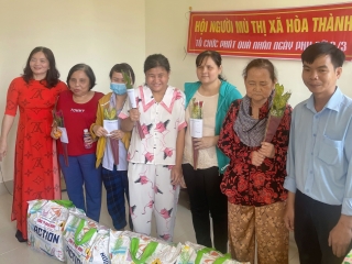 Hội Người mù thị xã Hoà Thành: Họp mặt Ngày Quốc tế Phụ nữ và tặng quà cho hội viên khó khăn
