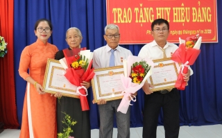 Gò Dầu: Trao tặng Huy hiệu Đảng cho 7 đảng viên