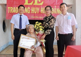 Phó Bí thư Tỉnh uỷ Nguyễn Mạnh Hùng: Trao Huy hiệu 60 năm tuổi Đảng cho đảng viên tại xã Thạnh Đức