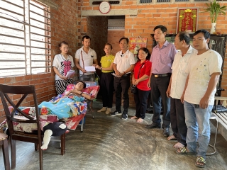 Trao tiền hỗ trợ cho em Phạm Thanh Duy