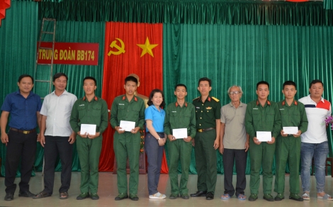 Xã Đôn Thuận, thị xã Trảng Bàng: Thăm, tặng quà chiến sĩ mới