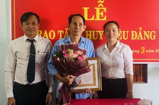 Thành uỷ Tây Ninh: Trao tặng Huy hiệu 55 năm tuổi Đảng cho đảng viên phường Ninh Sơn